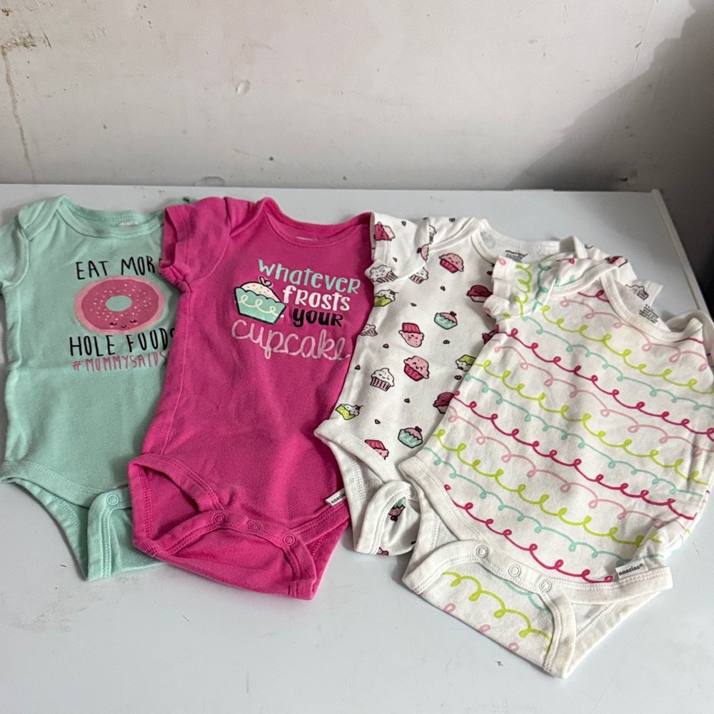 4 onesies 6-9m